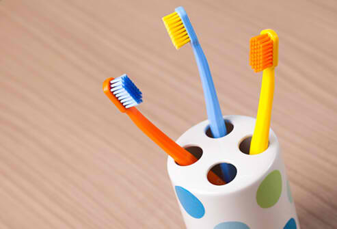 Keeping your Toothbrush and Toothbrush Holder Clean
